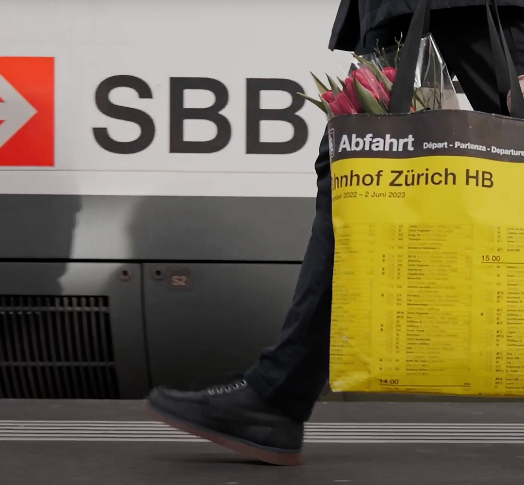 Upcycling mit Stil: Nachhaltige SBB ReMake Taschen aus Abfahrtsplakaten