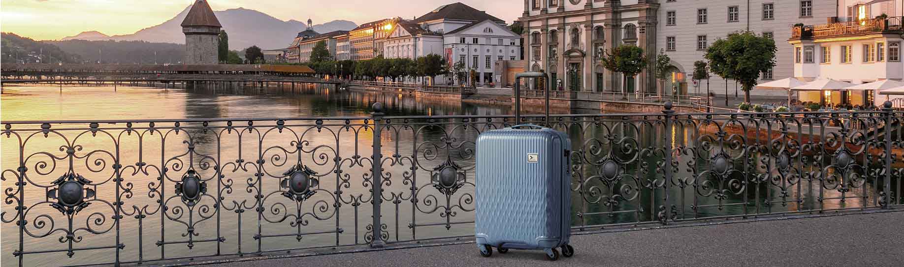 Pack Easy Hartschalenkoffer auf Brücke