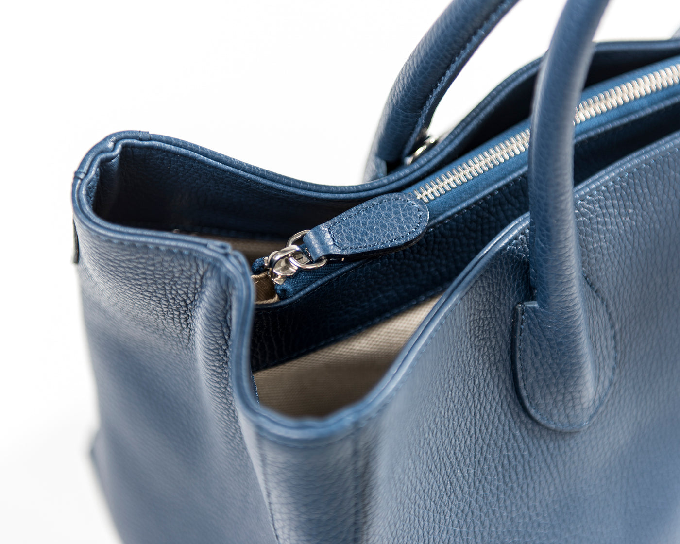 Swiss Made Handtaschen in den Farben Hellblau, Marine