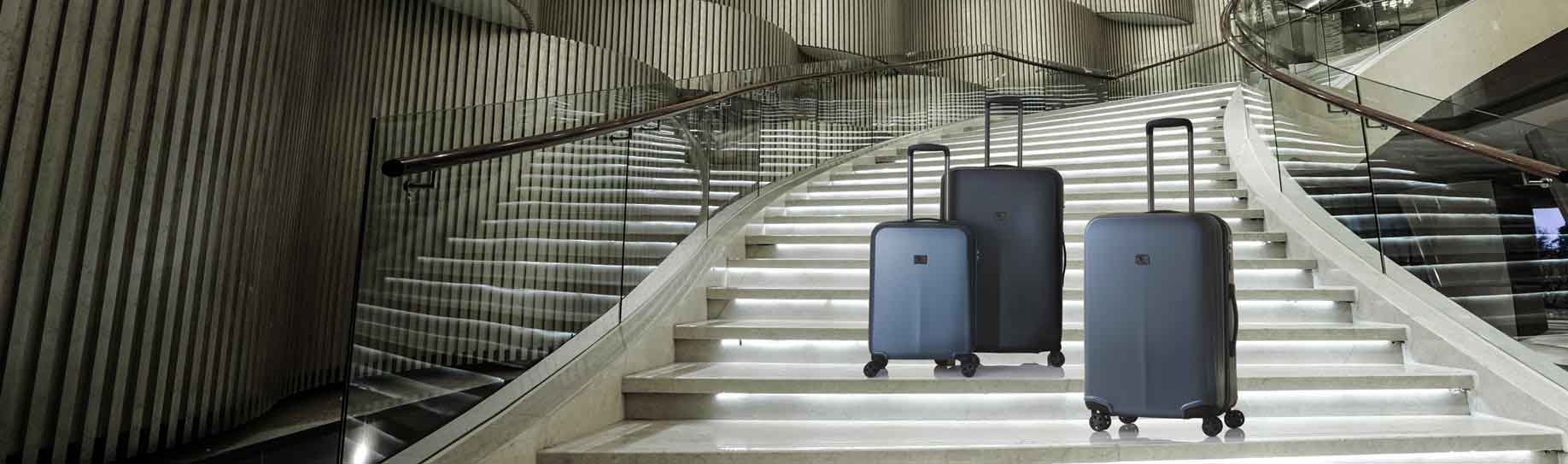 Koffer Kabinengepäck Koffer auf Treppe Schwarz Grau Blau