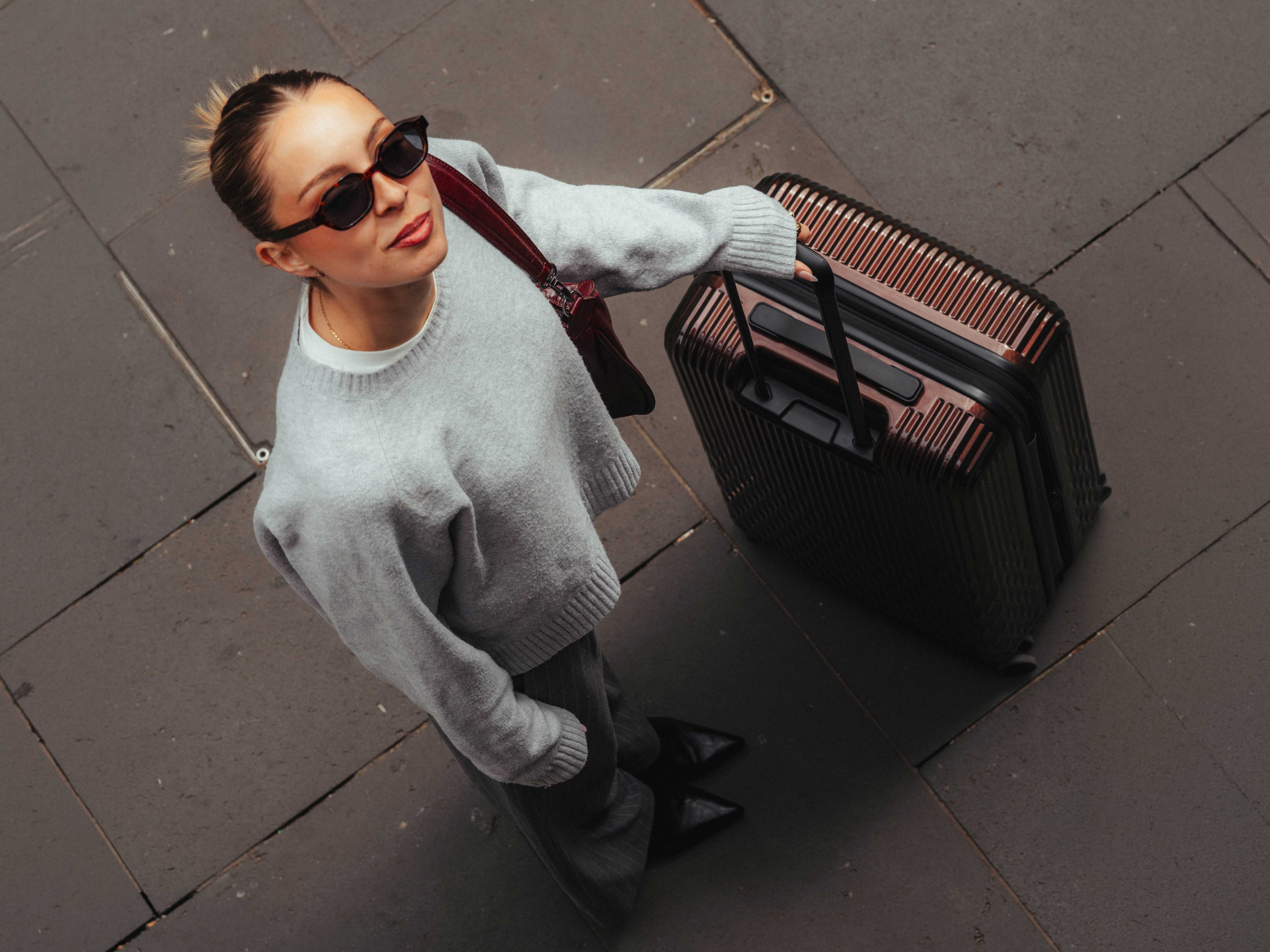 Frau mit Pack Easy Flow Koffer in Mocca