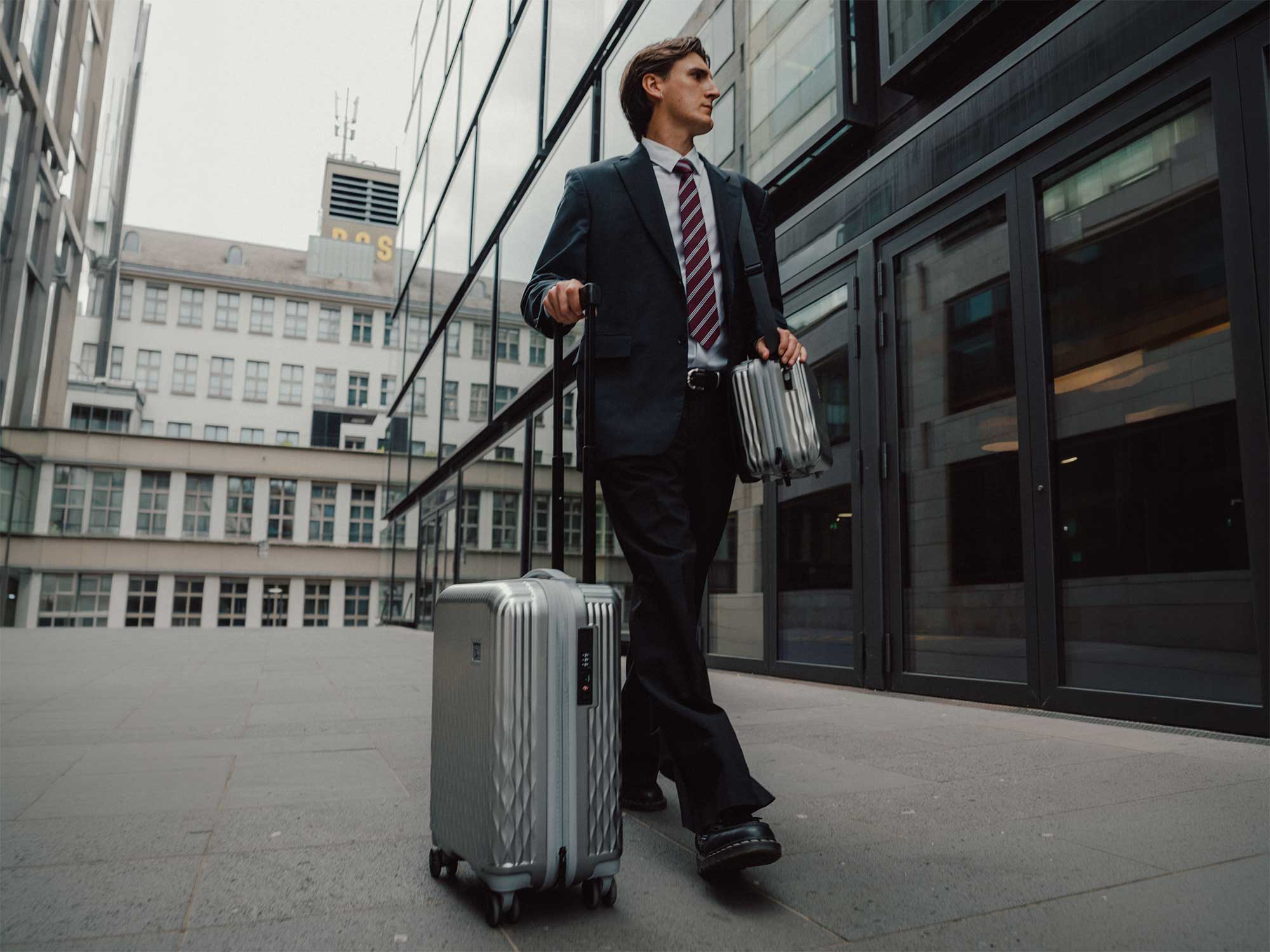 Business Mann mit silbernen Pack Easy Koffer und Carry Travelkit