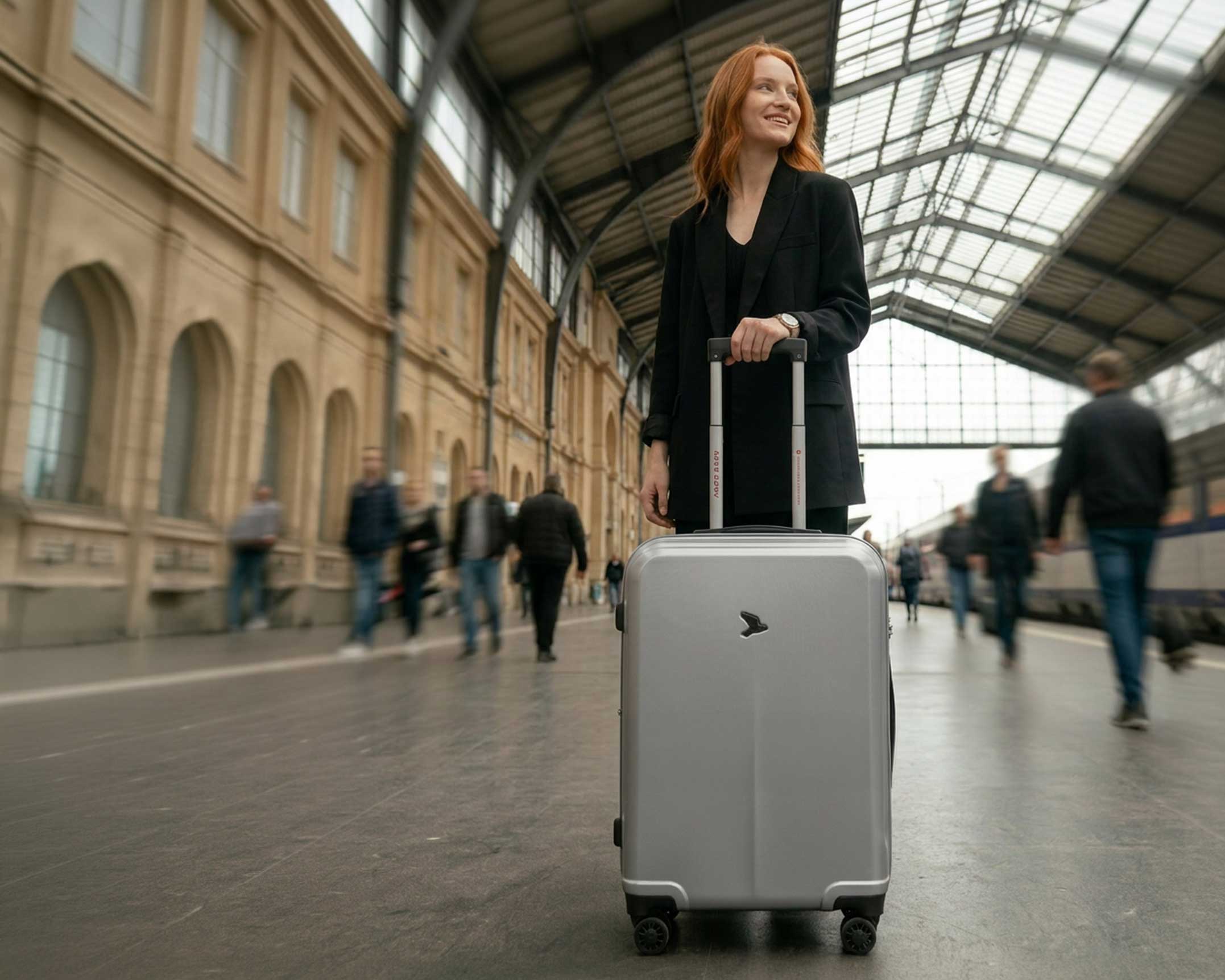 Frau mit Smart Cabin Trolly - Pack Easy