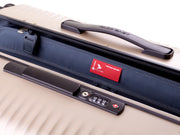 Seitenansicht Rollkoffer mit Nahaufnahme von TSA-Zahlenschloss   
